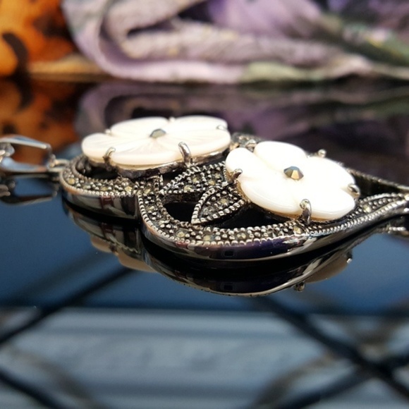 WHITE SALE❣Mother of Pearl Flowers n Heart Pendant - Picture 3 of 7